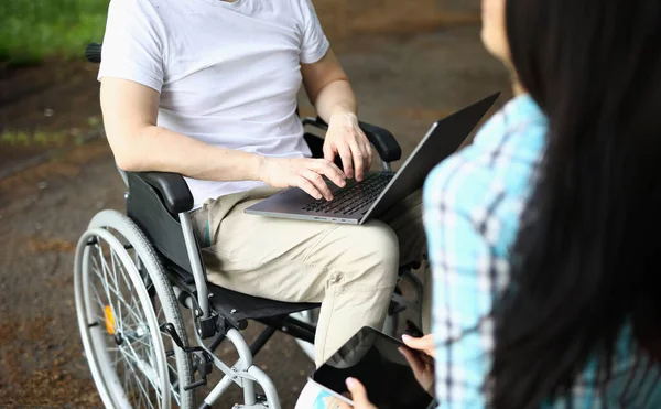 Mężczyzna Wózku Inwalidzkim Kobieta Pracują Zdalnie Siedząc Parku Koncepcja Wolnego — Zdjęcie stockowe