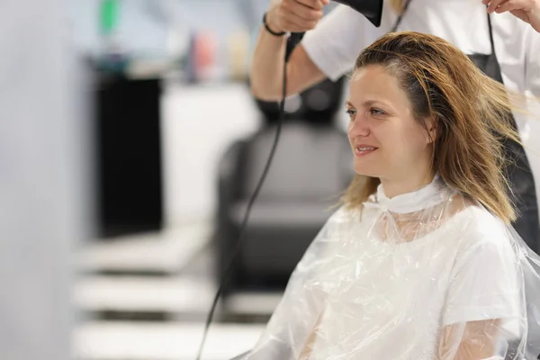 Proces Stylizacji Włosów Salonie Piękności Suszarką Włosów Fryzjer Suszenie Mokre — Zdjęcie stockowe