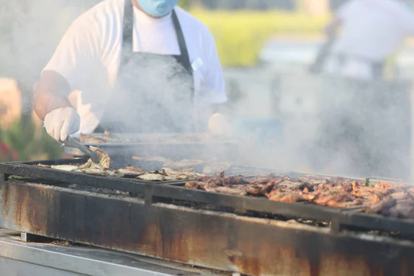 Cook Készíti Hal Hús Grill Piacon Vagy Kávézóban Grillezett Ételek — Stock Fotó