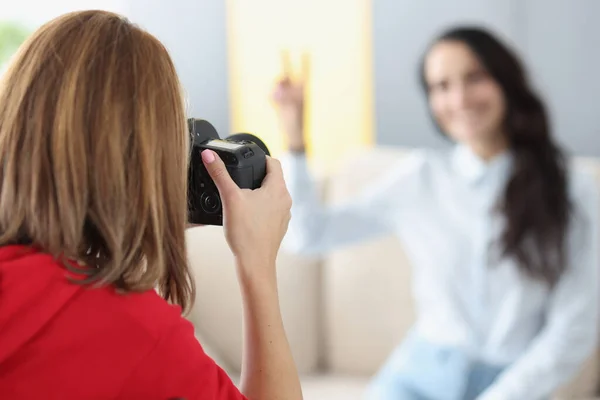 Woman Photographer Photographs Model Camera Home Photographer Services Home Shooting — Stock Photo, Image