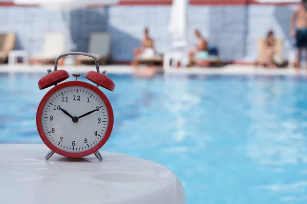 Red Alarm Clock Ten Oclock Pool Hotel Spa Center Summer — 스톡 사진