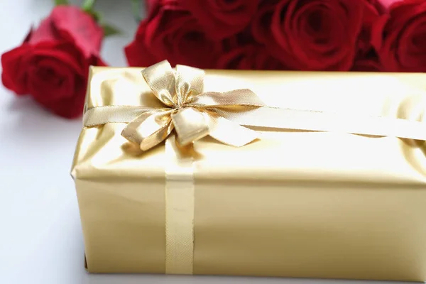 Arany Ajándék Doboz Valentin Napra Vörös Rózsa Virágokkal Ajándék Szerelem — Stock Fotó