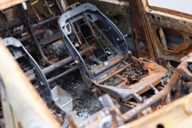 Yanmış yolcu vagonu hasarlı araçlar ve otomobil sigortası. Trafik kazası ve kundaklama konsepti üzerine yangın