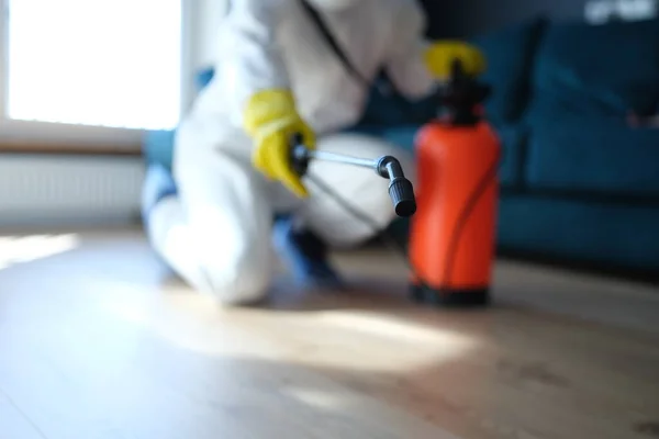 Person White Protective Suit Hotel Apartment Sprays Disinfectant Viruses Rodents — Foto Stock