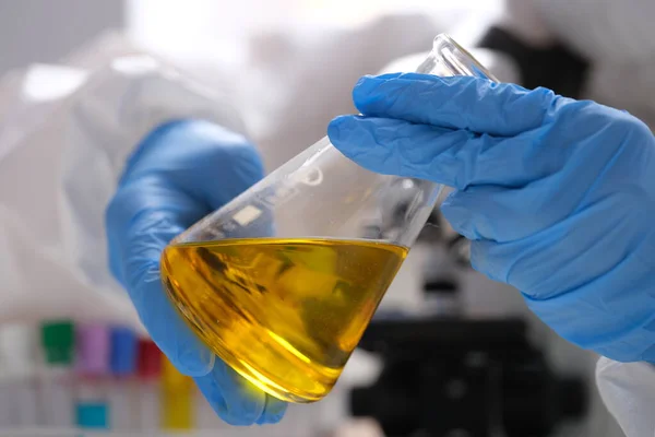 Chemist Gloves Holds Test Tube Yellow Oily Liquid Research Closeup — Foto Stock