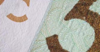 Banknotlardaki filigranlar, dolar ve avro, yakın plan. Para birimi, sahte koruma, zaman ayarlı özel semboller.