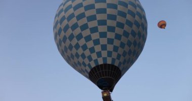 Dama desenli bir balon gökyüzünde uçuyor, yakın plan. Havacılık festivali, balon kontrolü