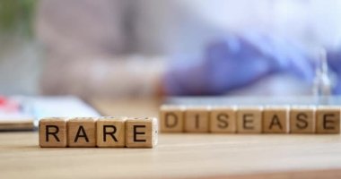 Masadaki küplere ender görülen hastalıklar, yakın plan. Salgın hastalıklar ve salgınlar, tıptaki felaket