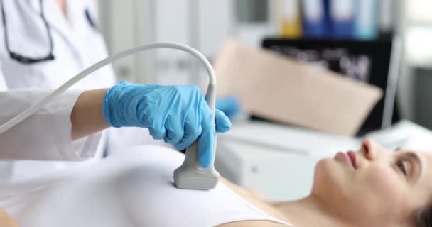 Doktor Provede Ultrazvuk Srdce Ženy Detailní Záběr Hrudníku Opakované Vyšetření — Stock video