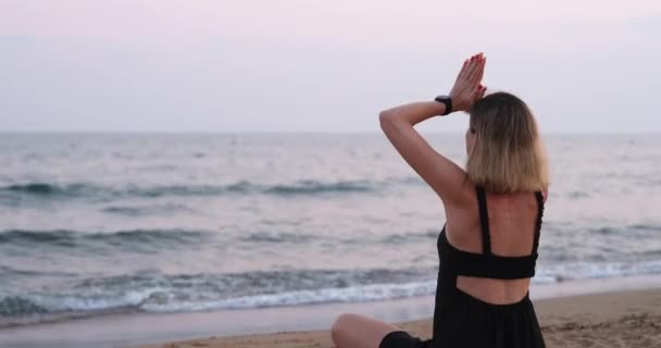 Een Vrouw Mediteert Avonds Aan Kust Van Achteren Gezien Prachtig — Stockvideo