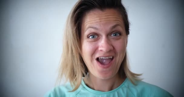 Happy Laughing Woman Raises Her Finger Close Inspiration Idea Joy — Stok video