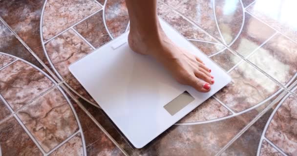 Bare Female Feet Placed Electronic Scales Close Weight Control Home — Vídeo de Stock