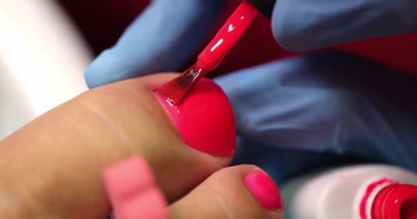Een Pedicure Master Brengt Rode Lak Aan Een Vrouwenteen Close — Stockvideo