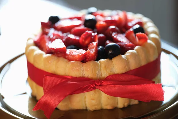 Fresh Berry Sweet Fresh Pie Red Ribbon Festive Pie Concept — Fotografia de Stock