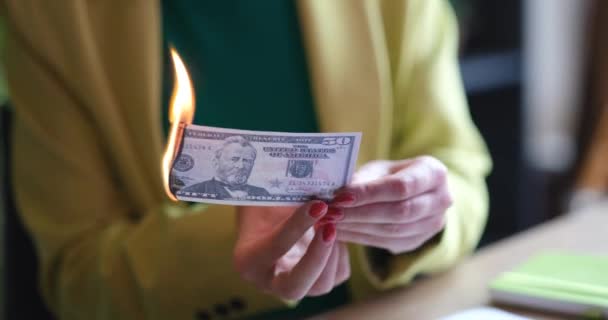Businesswoman Burns Fifty Dollar Banknote Workplace Economic Crisis Inflation Concept — Stok video