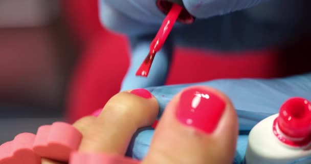 Manicurist Applies Red Polish Client Toenails Beautiful Red Pedicure Beauty — Vídeo de Stock