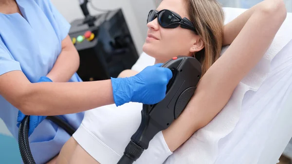 Woman Undergoes Hair Removal Procedure Photoepilator Laser Hair Removal Armpits — Zdjęcie stockowe