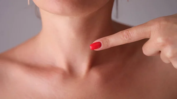 Young Woman Pointing Her Finger Neck Thyroid Disease Concept — ストック写真
