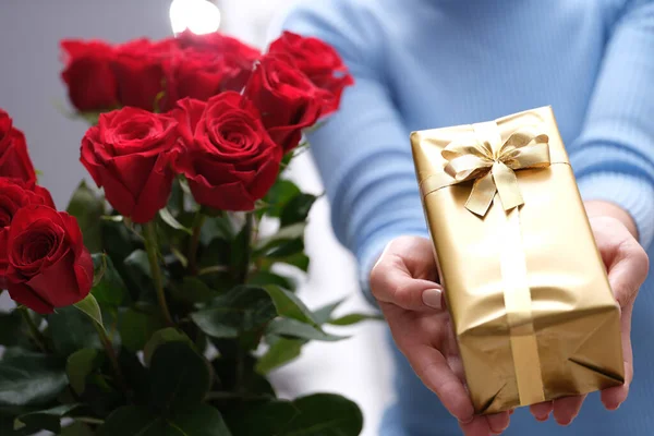 Μπουκέτο Κόκκινα Τριαντάφυλλα Και Χρυσό Κουτί Δώρου Στα Χέρια Του — Φωτογραφία Αρχείου