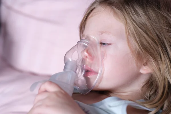 Sick Girl Oxygen Mask Lies Hospital Bed Closeup Portrait Child — Stok Foto