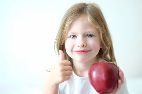 Little Beautiful Beautiful Chooses Red Tasty Juicy Apple Happy Child — Fotografia de Stock