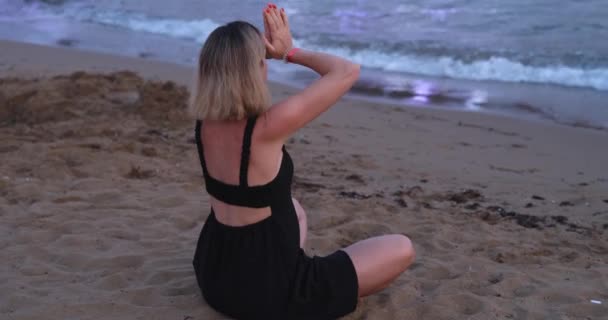 Yogi Woman Practices Yoga Meditation Lotus Position Seashore Healthy Girl — Stockvideo