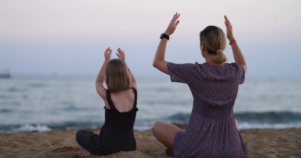 Мать Дочь Занимаются Йогой Пляже Моря Семейная Йога Детей Взрослых — стоковое видео