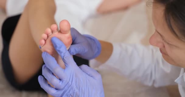 Γιατρός Εφάρμοσε Τζελ Στα Πόδια Του Παιδιού Κόκκινα Αλλεργικά Σημεία — Αρχείο Βίντεο