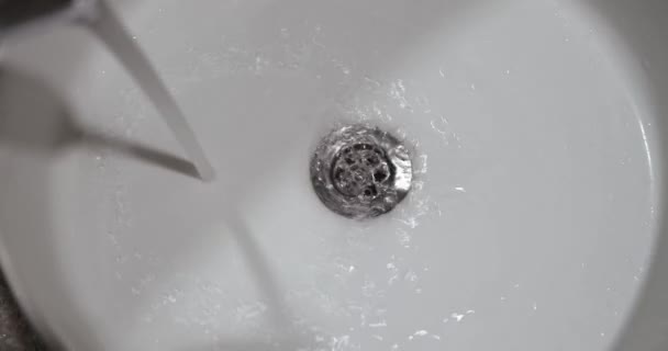 White Sink Flowing Clean Tap Water Closeup Bath Plumbing Wastewater — Vídeos de Stock