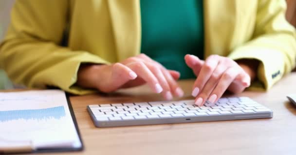 Business Woman Using Laptop Computer Desk Workplace Online Education Chatting — Vídeo de Stock
