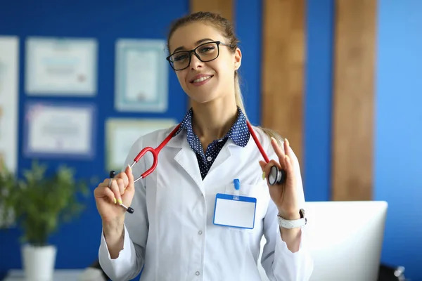 Portrait Smiling Young Female Doctor Glasses Doctor Cardiologist Therapist Clinic — Foto de Stock