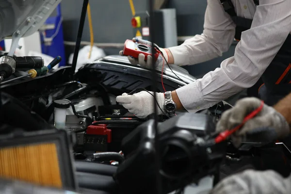 Car Repair Technicians Use Voltage Multimeter Work Auto Repair Shops — 스톡 사진