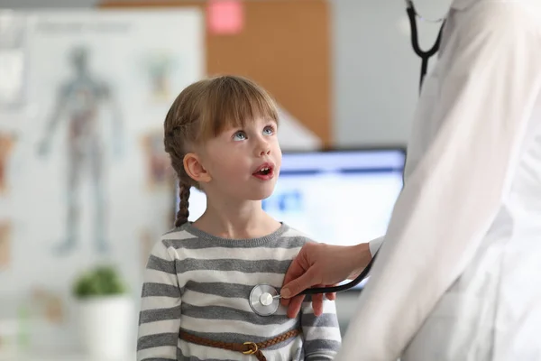 Smiling Girl Doctor Office Clinic Female Pediatrician Examining Small Child — Stockfoto
