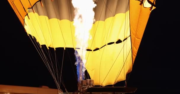 Night Flame Burner Fills Balloon Air Close Preparing Flight Balloon — Stockvideo