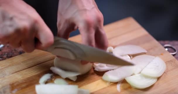 Male Hands Quickly Cut Onions Wooden Board Close Knife Cutting — Stok video