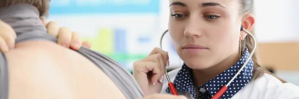 Kvinna Pulmonolog Lyssnar Lungor Hos Patienter Med Stetoskop Kliniken Diagnostik — Stockfoto