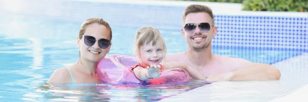 有孩子的年轻家庭度假时在游泳池里打转 与海外儿童共度佳节的理念 — 图库照片