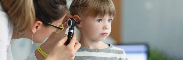 Kvinnlig Barnläkare Tittar Örat Liten Flicka Som Använder Otoskop Kliniken — Stockfoto