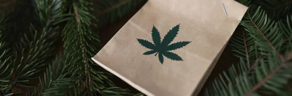 Papperspåse Med Marijuana Ligger Bland Gröna Julgransgrenar Närbild Kreativa Gåvor — Stockfoto