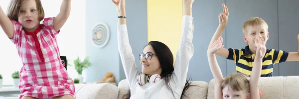Жінка Ноутбуком Дітьми Радіють Піднімають Руки Вдома Дистанційна Робота Під — стокове фото