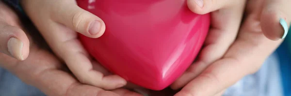 Mulher Criança Mãos Segurando Coração Brinquedo Vermelho Closeup Salvar Conceito — Fotografia de Stock