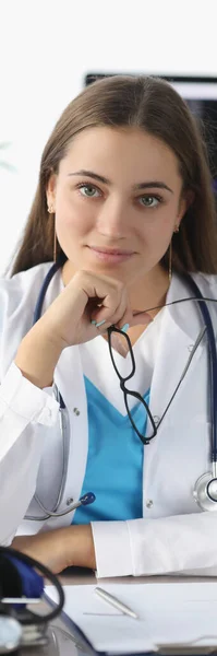 診療所で眼鏡を手にした女性医師の肖像画 医療コンサルティングの考え方 — ストック写真