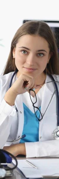 Retrato Mulher Médica Com Óculos Nas Mãos Consultório Clínica Conceito — Fotografia de Stock