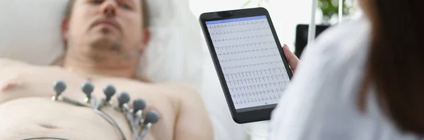 Orvos Kardiogramot Készít Betegnek Közeli Klinikán Holter Monitoring Koncepció — Stock Fotó