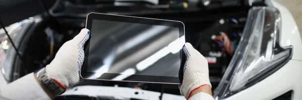 Główny Mechanik Trzymający Cyfrowy Tablet Pobliżu Otwartej Maski Samochodu Nowoczesna — Zdjęcie stockowe