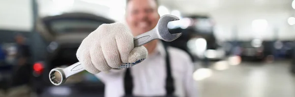 Homem Reparador Segurando Chave Oficina Carro Close Conceito Reparação Automóvel — Fotografia de Stock