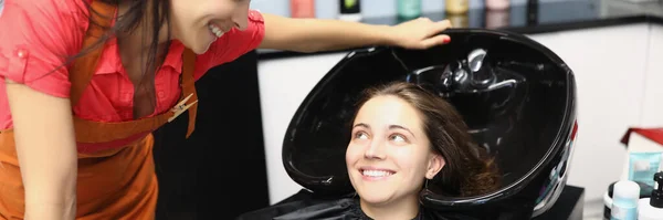 Parrucchiere Donna Che Comunica Con Cliente Vicino Lavaggio Dei Capelli — Foto Stock