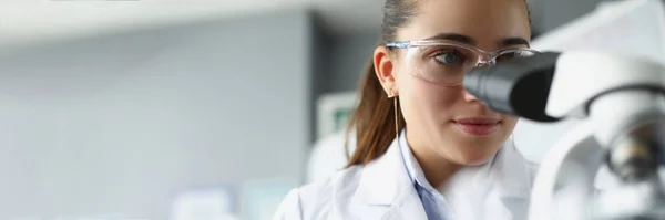 Mulher Cientista Químico Olhando Através Microscópio Laboratório Aulas Química Conceito — Fotografia de Stock