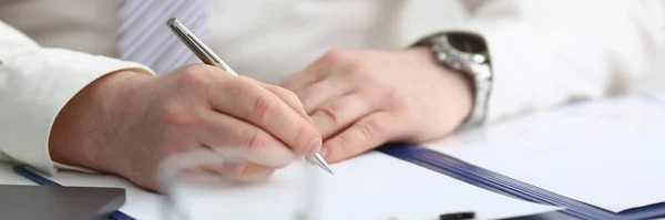 Man Hand Holds Pen Fills Out Schedule Working Day Financial — Foto Stock