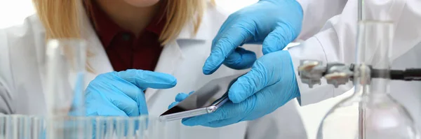 Scientifique Laboratoire Chimique Tient Smartphone Avec Écran Main Applications Mobiles — Photo